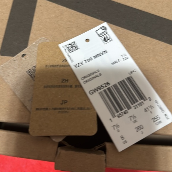 Yzy 700 - Picture 5 of 6